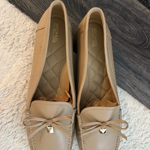 NWOT Michael Kors Taupe Leather Bow Loafers with Gold Accent - Picture 2 of 4